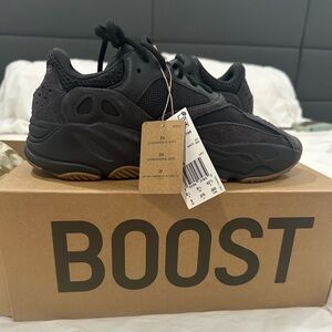 Yeezy boost 700 black